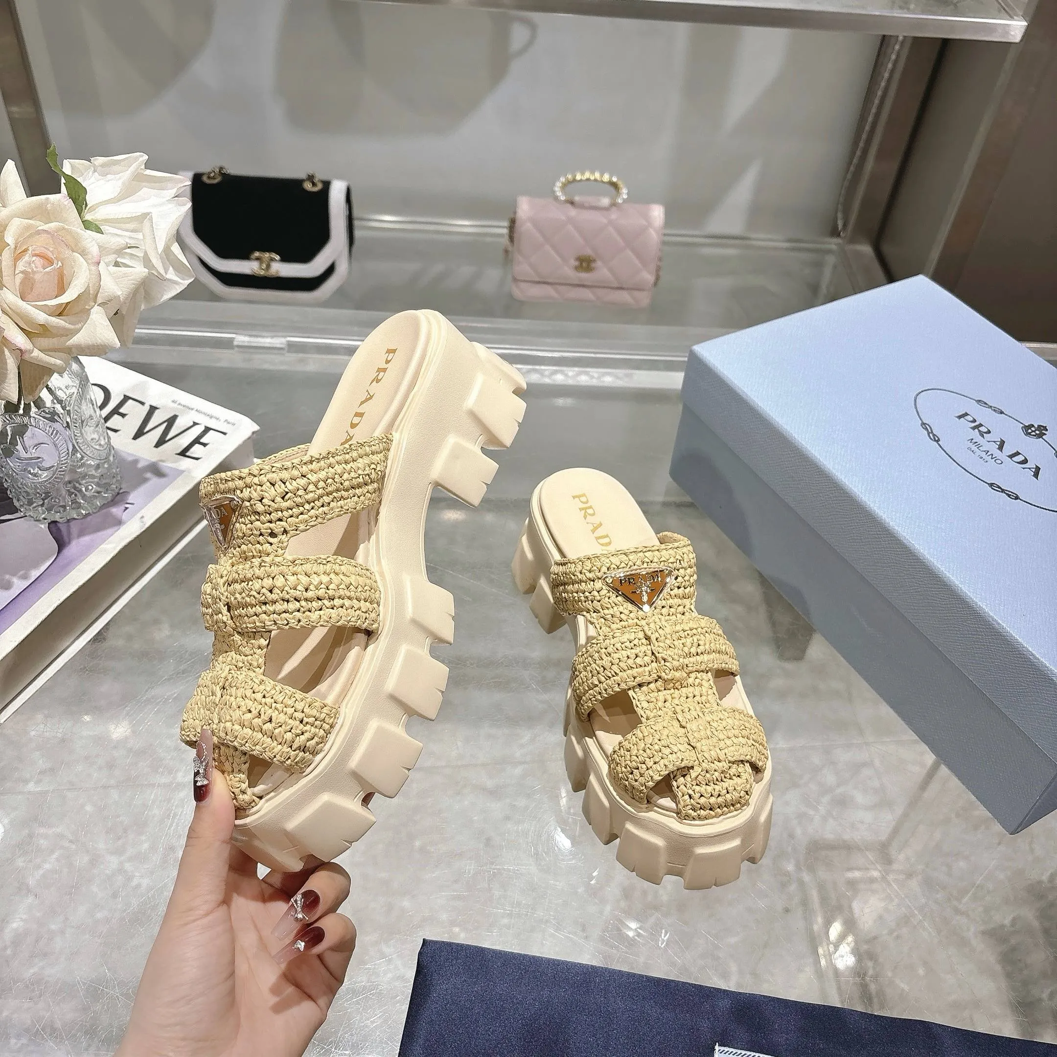 👟👟Ex-factory price 500👟👟 Original eco-friendly PP paper material, high version Prada Prada’s latest pig cage shoes, Roman woven thick-soled rubber slippers, the latest eco-friendly ♻️PP material, high price, fully handmade crochet, just like knitting sweaters, slow work and meticulous work, retro fashionable and avant-garde thick-soled soles with rubber uppers, retro wood grain to meet the various choices of fashionable people of different styles! The iconic metal triangle logo is paired with the shape of ancient beach sandals. Every design element is fashionable! Code number 35-41